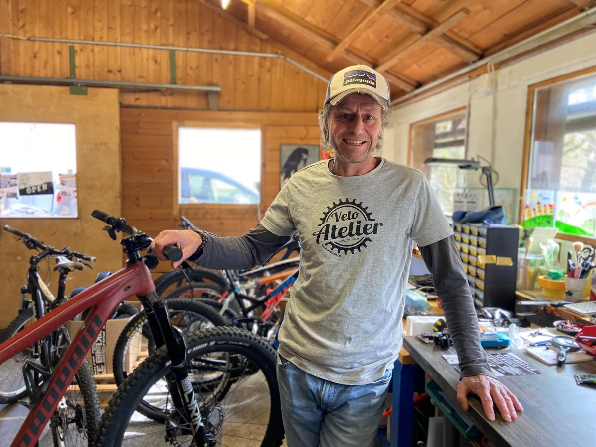 Das Logo des T-Shirts hat Adi Tobler selber gestaltet. Adi Tobler in seinem neuen Velo-Atelier im Velo-Atelier-T-Shirt mit Logo.